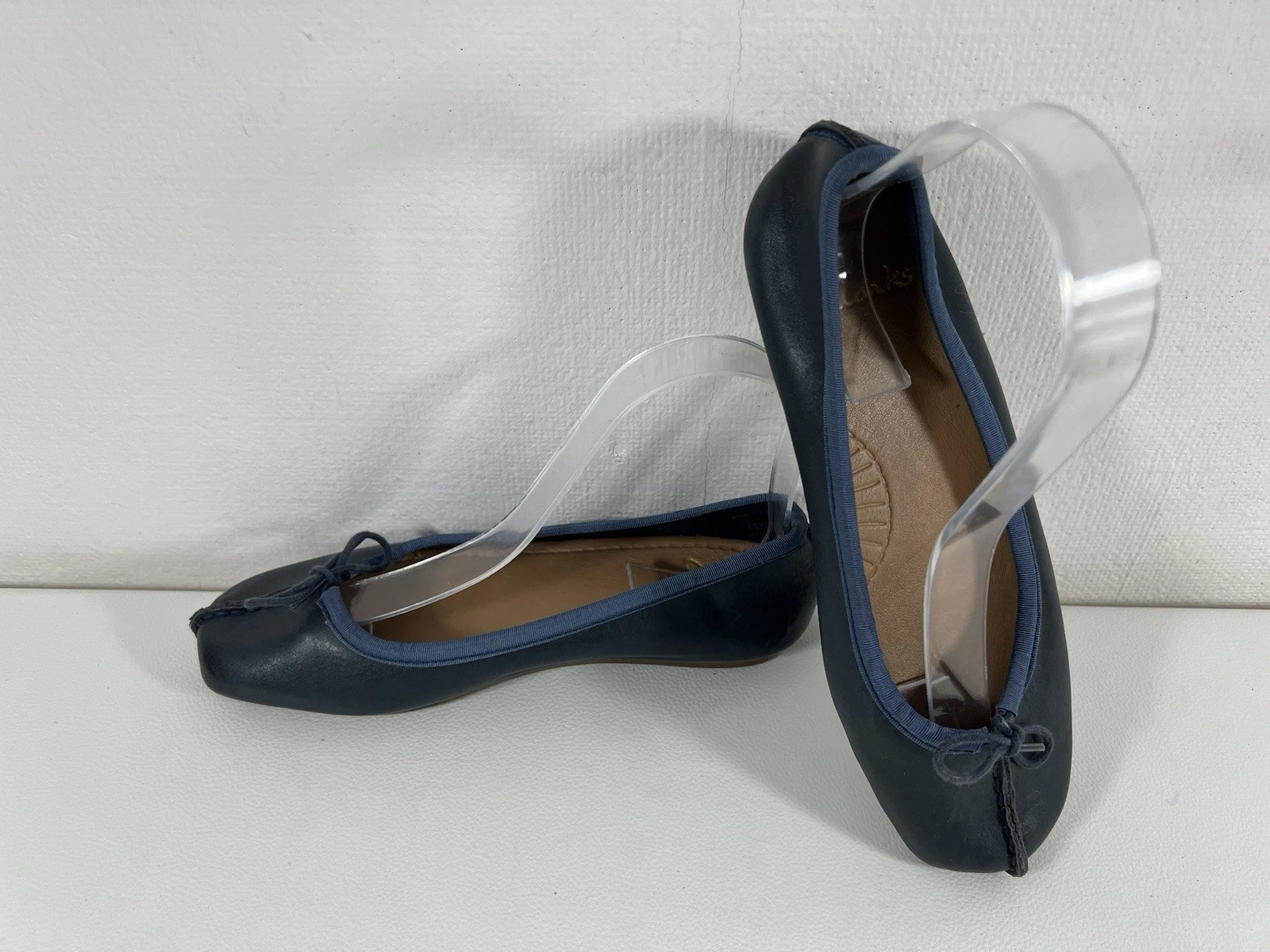 Scarpe decolte piatte Clarks blu in pelle imbottite con fiocco imbottito UK3D