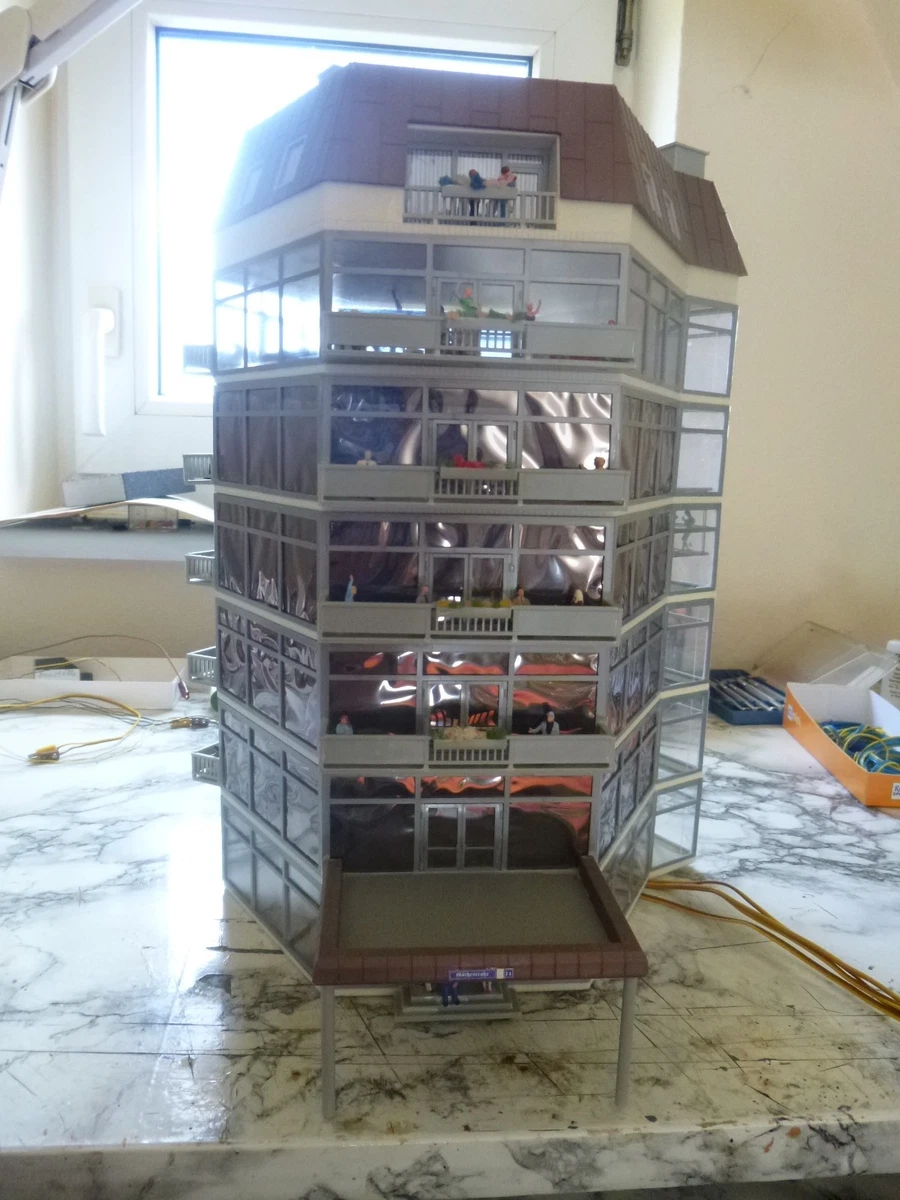 Faller - Büro-Hochhaus mit Bordell beleuchtet mit bewegter Szene in H0