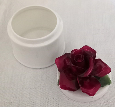 Radnor weißes Porzellan Döschen,  Schmuckdose mit roter Rose