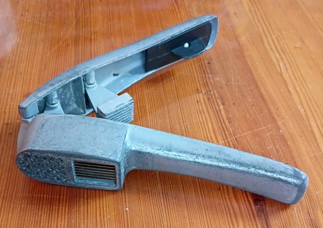 AMCO Houseworks 2-in-1 Aluminum Garlic Press for Both Slicing & Dicing 8662 FREE
Opens in a new wind