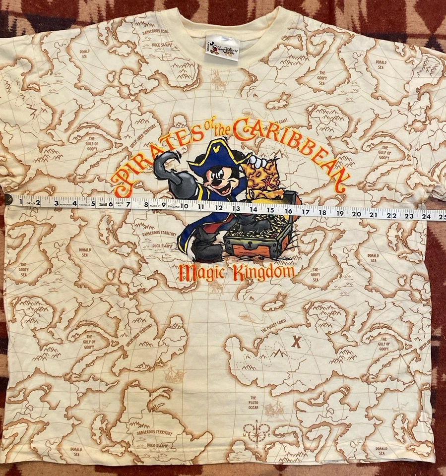 Camiseta Vintage Piratas del Caribe Mickey Mouse AOP Talla Mediana Hecha en EE. UU. Foto 3 de 4