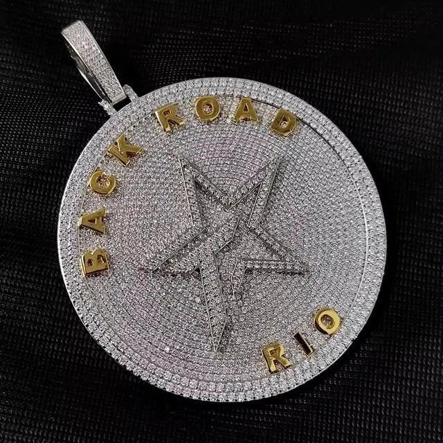 Colgante Moissanita Corte Redondo 5Ct Personalizado Letra Forma Disco Dos Tonos Chapado en Oro