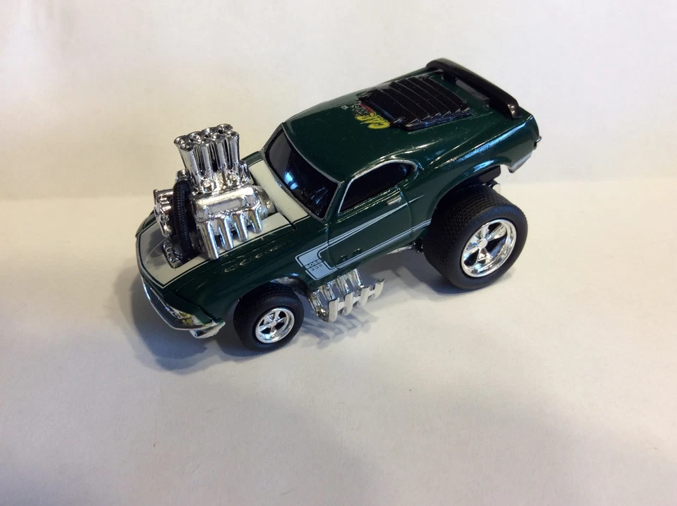 MUSCLE MACHINES CATTOONS  69 FORD MUSTANG BOSS 302  1/64 DIECAST GREEN & WHITE - Image 4 of 4