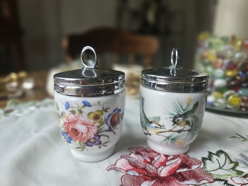 VINTAGE PAIR OF ROYAL WORCESTER EGG CODDLERS (BIRDS) ONE EGG