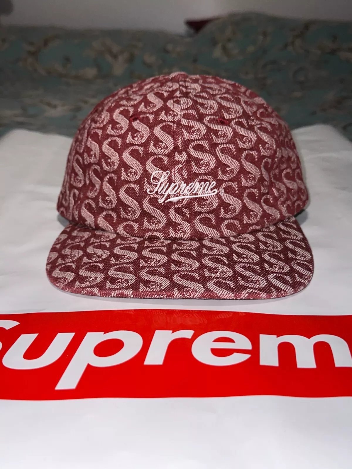 SUPREME MONOGRAM DENIM 6 PANNEAUX (ROUGE) FW21 SUPREME CAMP CAP S LOGO CHAPEAU