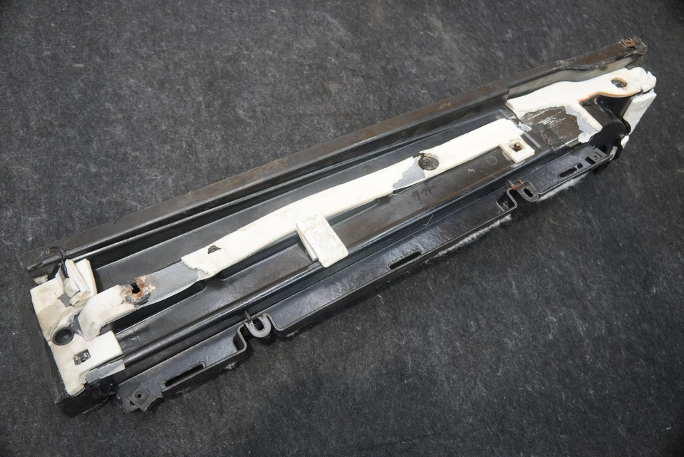 右侧摇杆门窗盖装饰面板 4865888AD 道奇 Viper SRT10 2004 — 第 4/4 张图片