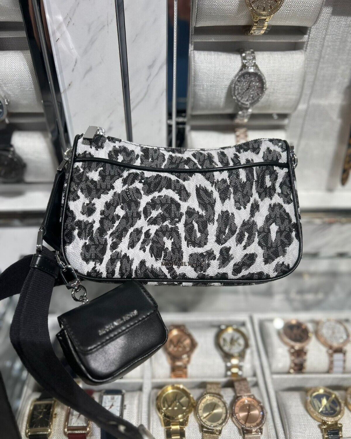 Michael Kors Jet Set MD Pouch Crossbody Bag w/ Apple AirPods Pro Case (Black)-image