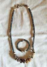 Particolare collana realizzata a MANO . Pezzo unico con intarsi spettacolari.