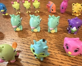 Mixed Lot of 25 colorful Hatchimals CollEGGtibles mini figures.
