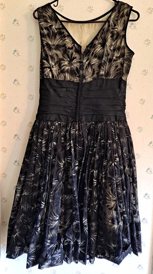 Vintage Black Party Dress, Women's 14 , Gothic Style, Zip up, Sewn Slip w/Lace - Image 4 of 4