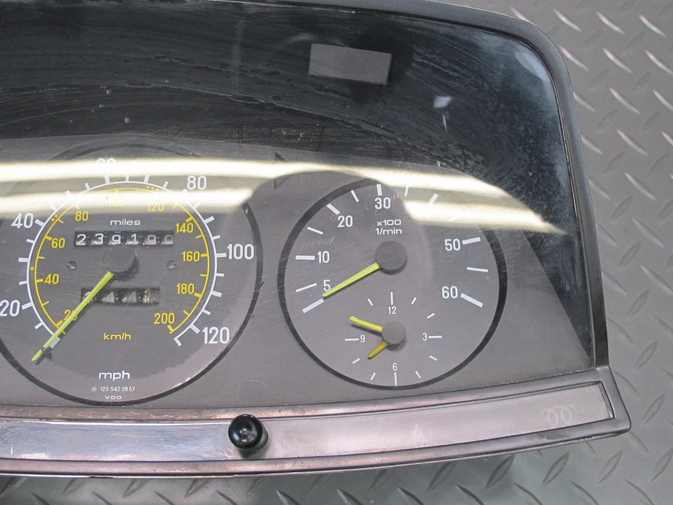 Mercedes W123 300D 1984 diésel A/T cuadro de instrumentos medidor velocímetro OEM Foto 4 de 4