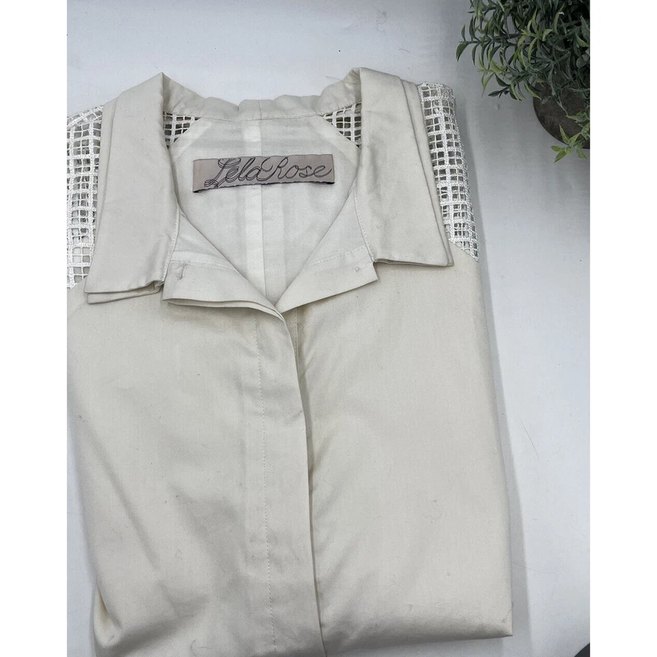 Blusa Lela Rose Off White gola dupla malha de seda ombros botão para cima tamanho 8 - Imagem 2 de 4