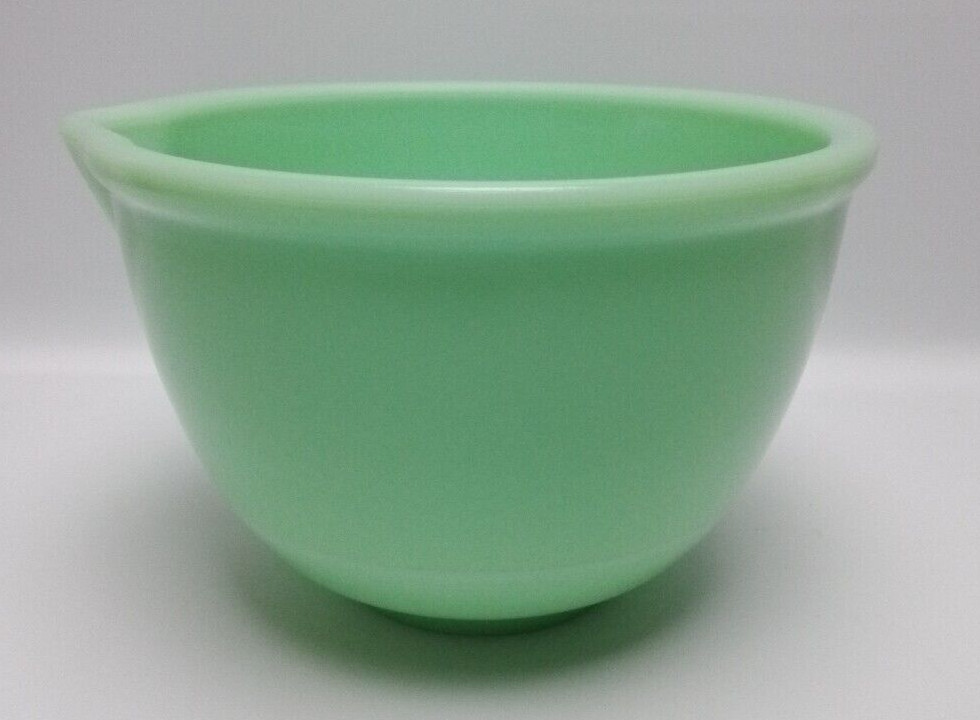 JADEITE MIXING BOWL WITH POUR SPOUT VINTAGE 1930's RARE URANIUM GLASS