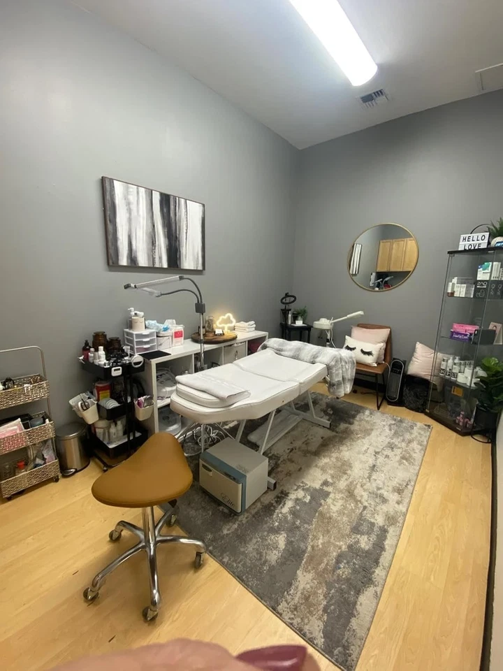 Professional Saddle Stool with Rolling Wheels - Perfect for Home Office & Salons - Image 4 of 4