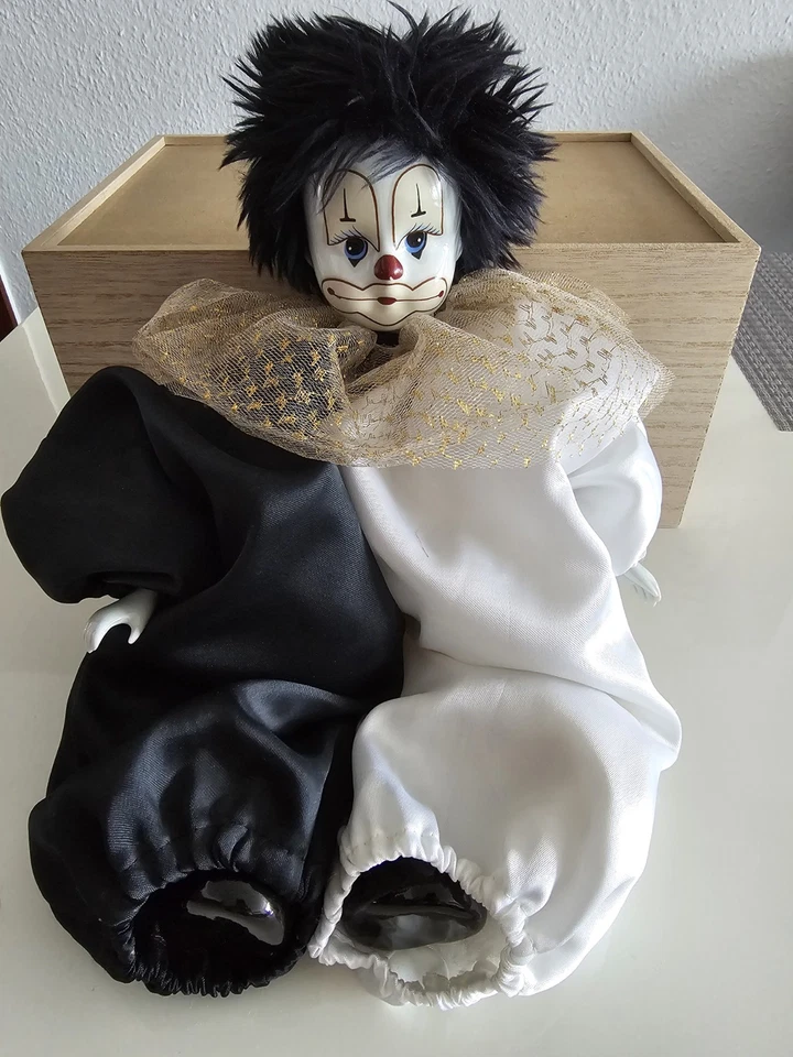 Harlekin Clown Stoffpuppe schwarz-weiß, blaue Augen, glatte Haare, Kragen - Bild 1 von 1