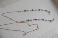 Cordon Chaine à lunettes métal doré cristaux bleu paon et perles fines blanc