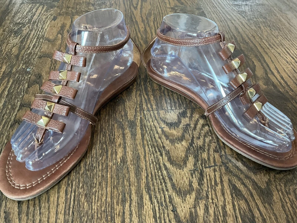 Sandalias Kate Spade de cuero marrón con correas tachonadas correa para el tobillo para mujer talla 7,5 de EE. UU. Foto 2 de 4