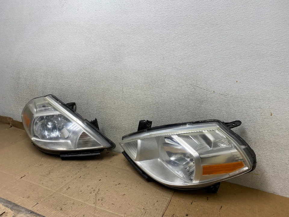 Faros halógenos lado izquierdo+derecho Nissan Versa 2008 a 2012 U6842 DW Foto 2 de 4