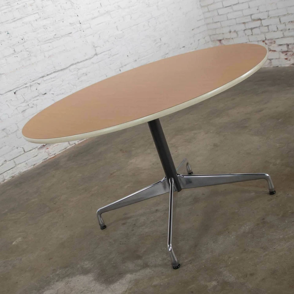 Mesas redondas Eames Herman Miller base universal madera grano laminado superior Foto 4 de 4