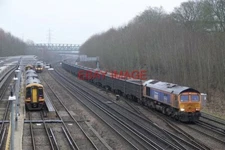 PHOTO  CLASS 66 LOCO NO 66731 TNT 66759 PASSES BASINGSTOKE WORKING 4Y19 MOUNTFIE
