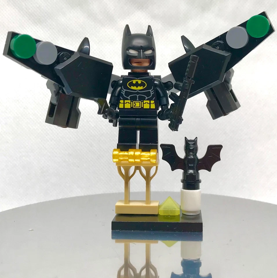 BATMAN LEGO © DC COMICS MINIWORLD THE GIFT 🎁 WEAPONS & PEDESTAL INCLUDE 113C - Image 3 of 4