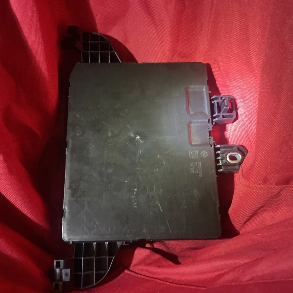 2013 Cadillac XTS Used Fuse Box Relay Junction OEM  - Image 2 of 4