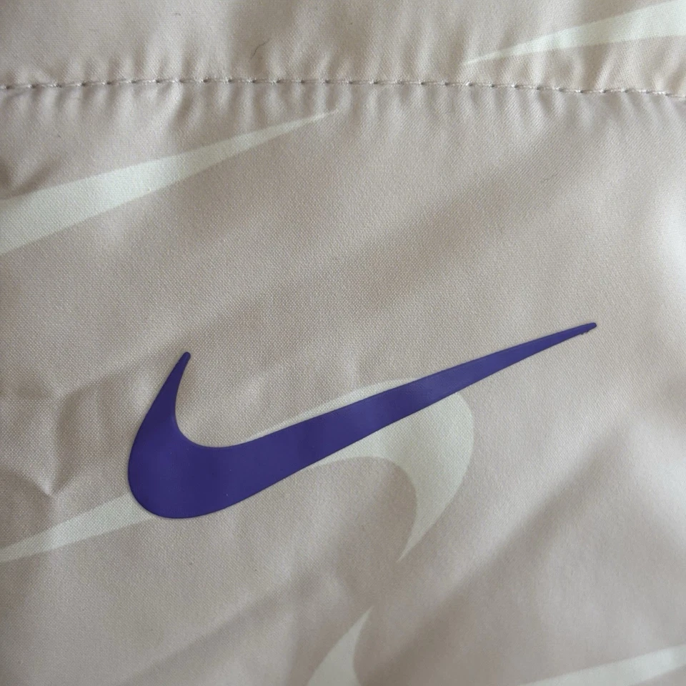 Nike Niñas 4T Beige Acolchado Puffer Chaleco Swoosh Logo Cremallera Completa Atletismo Foto 3 de 4