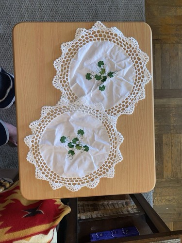Juego de 2 tapetes de lino irlandeses con tréboles borde de ganchillo vintage 10" - Imagen 2 de 9