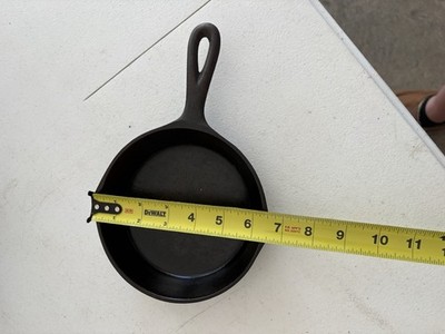 Cast Iron 8 in Round Skillet Black Flat-Bottomed Double Pour Spout 500+°F