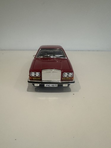 Burago 1975 Rolls Royce Camargue red 1/22 Burago Diecast Model Car - Picture 2 of 5