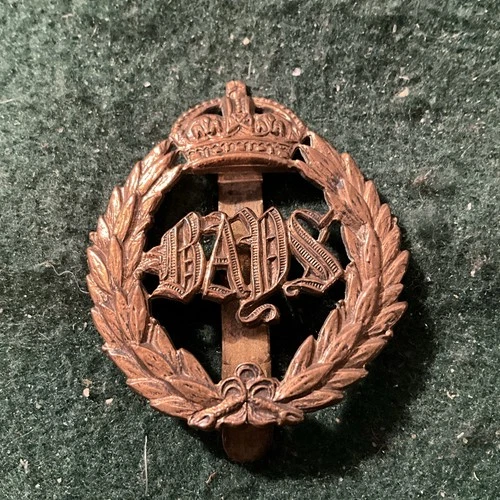 2nd Dragoon Guards, Queens Bays,  Cap Badge. WW2 Tank Corps gilded. Xx47