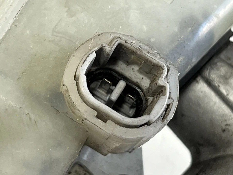 1997 LEXUS LS400 BRAKE MASTER CYLINDER NON-TRACTION OPTION 47201-50150 - Image 3 of 3