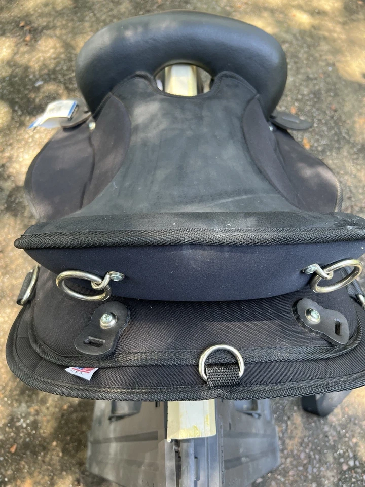 "Silla de montar sintética Abetta Endurance 205105BK 16"" manchas en la parte inferior" Foto 4 de 4