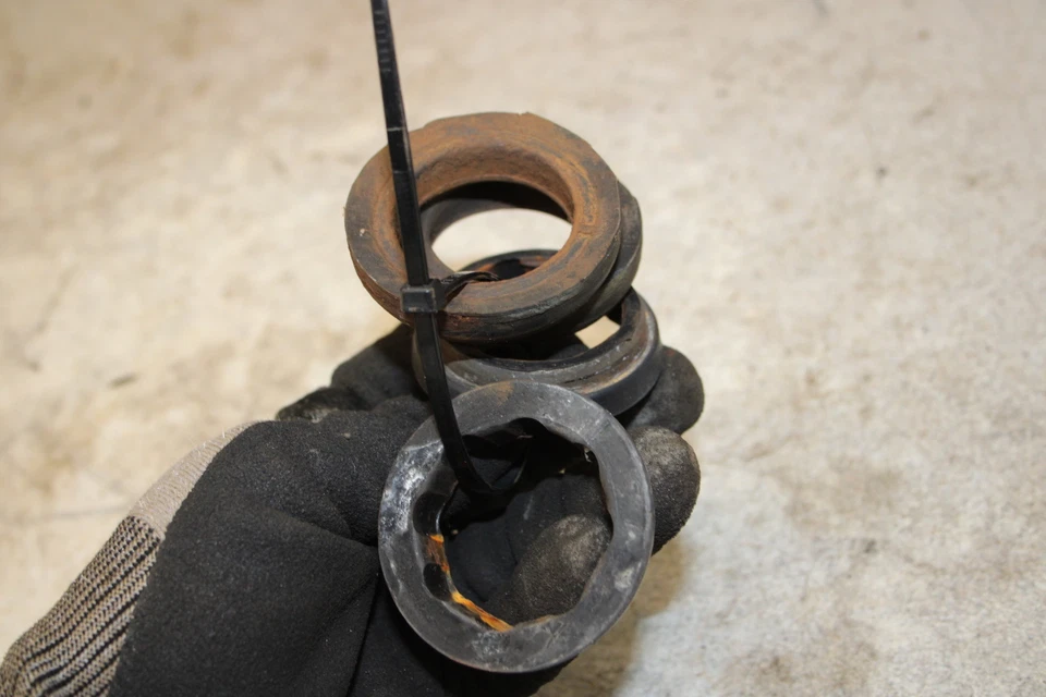 1973 Honda CB350G HEADLIGHT BRACKET RUBBER CUSHIONS Twin W14-1237.ZE - Image 3 of 3