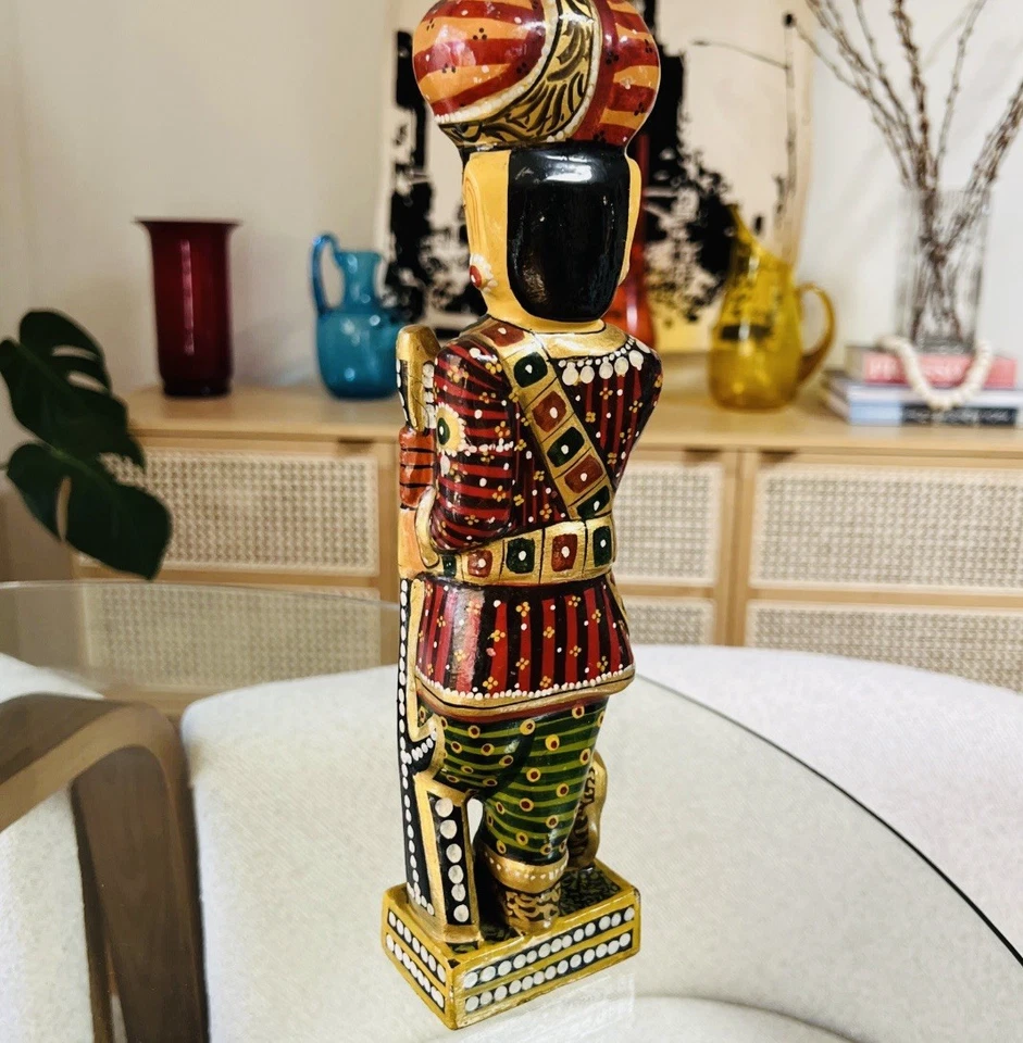 "Estatuilla de madera Rajasthani Maharaja pintada a mano 12"" arte popular India tallada años 80" Foto 2 de 3