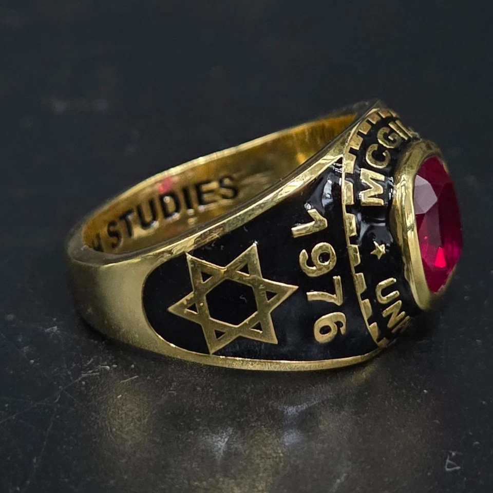 Anillo de colección 1976 McGill University Class chapado en oro piedra rubí rojo graduaciones Foto 2 de 4
