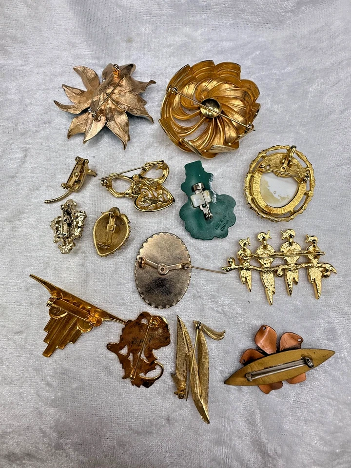 Vintage Brooch Lot Flower Dog Angel Fruit Cameo - Image 2 of 4