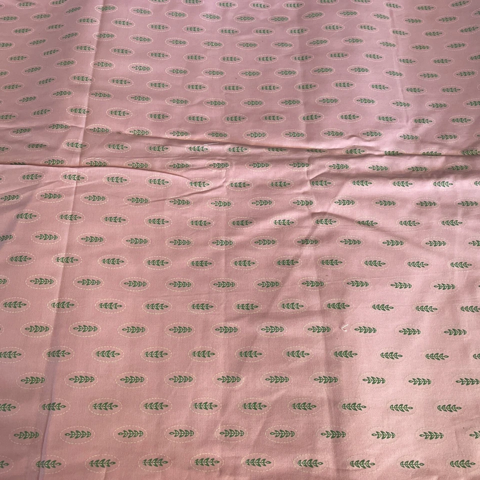 Quilter’s Candy Pink Geometric Oval Circles Leaf Vine Connecting Threads 1.4 Y - Image 2 of 3