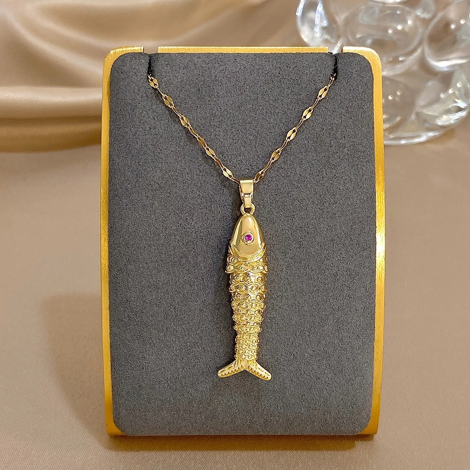Colar pingente de peixe dourado escala texturizada delicado olho vermelho berloque corrente joia gif - Imagem 3 de 4