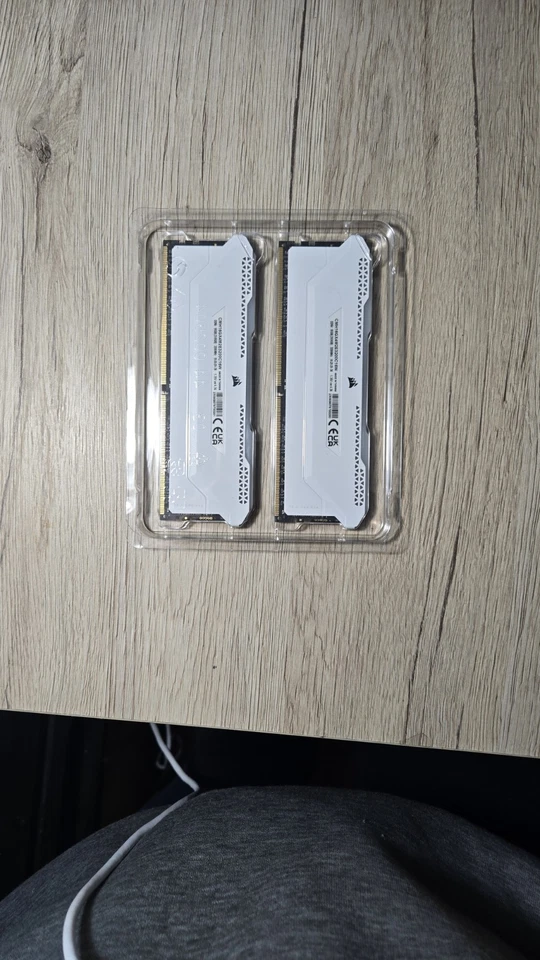 Corsair Vengeance RGB Pro 16GB (2x8GB) DDR4 3200MHz CL16 White Desktop RAM - Image 4 of 4