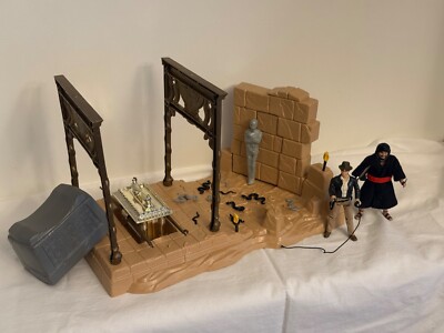 1982 Indiana Jones WELL OF SOULS Playset with Indy & Swordsman NEAR COMPLETE
