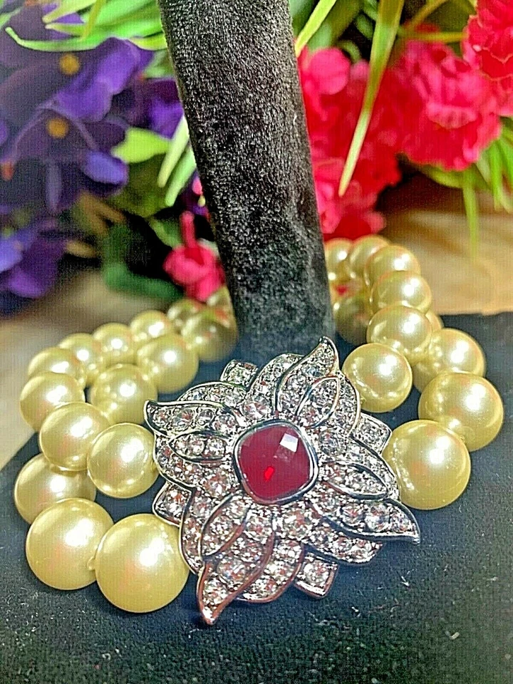 PULSERA DE PERLAS DE DOS HEBRAS TALLA 6-7 con DIJE DE CRISTAL Y RUBÍ SINTÉTICO DE KJL Foto 3 de 4