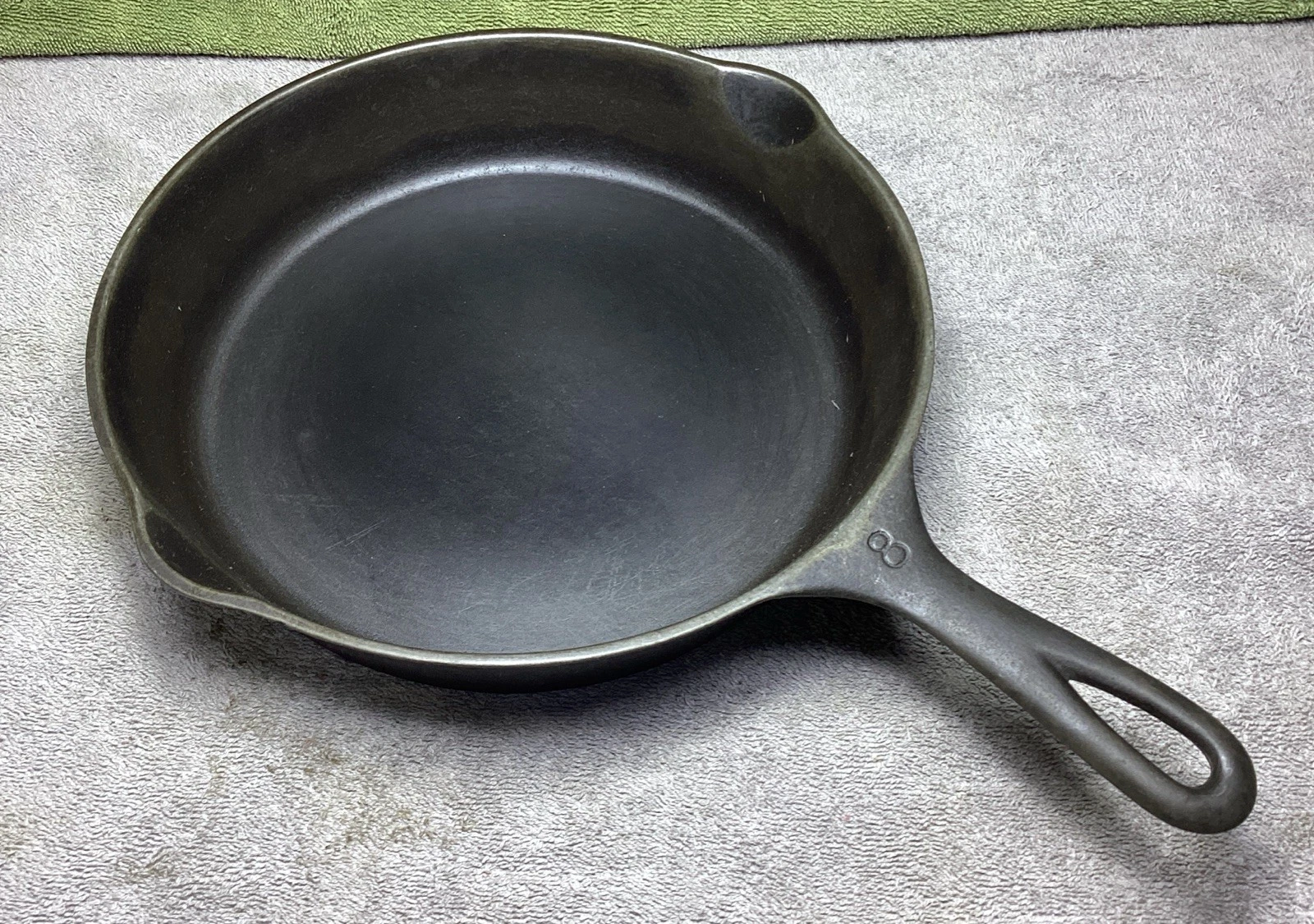 VTG. UNMARKED NO. 8 CAST IRON SKILLET WITH HEAT RING