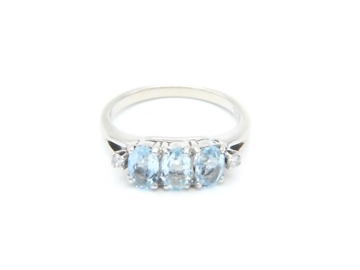 Damenring 14 Karat Gold ovaler Aquamarin und runder Diamant