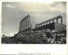 1992 Press Photo Touist visit ruins of the Temple of Poseidon, Greece
