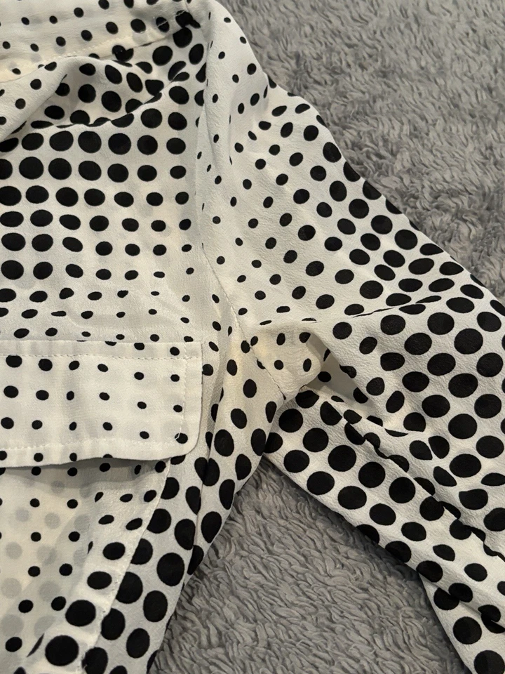 Blusa feminina Scilla by Dora Landa de seda com botões PXS pequena preta pontos brancos - Imagem 4 de 4