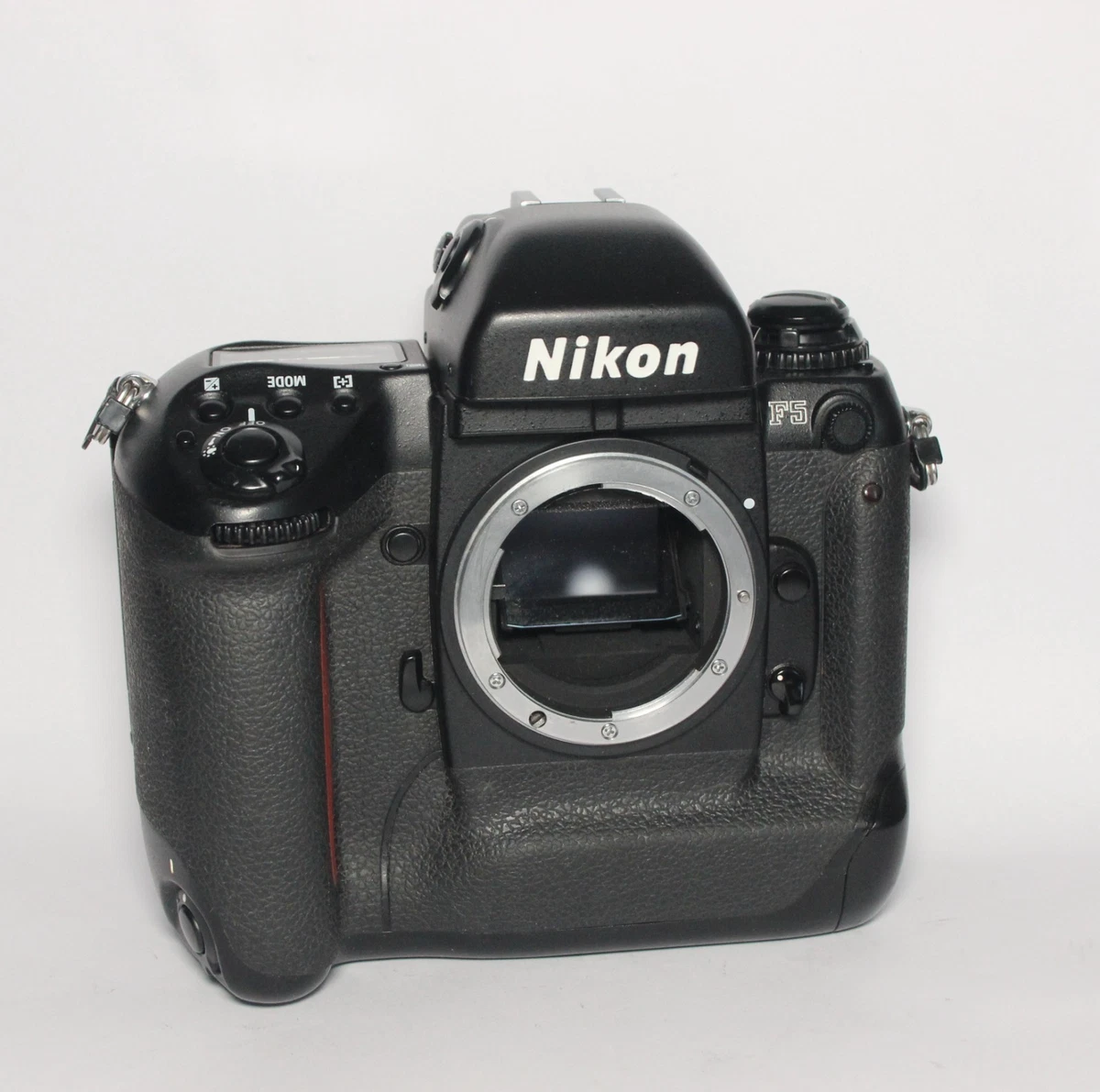 Appareil photo reflex argentique 35 mm Nikon FE noir avec