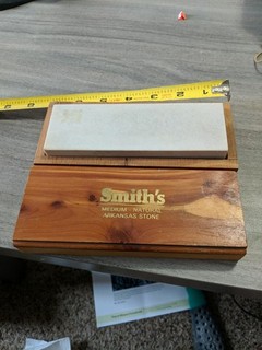SMITH'S MEDIUM PIEDRA NATURAL ARKANSAS EN CAJA DE CEDRO
