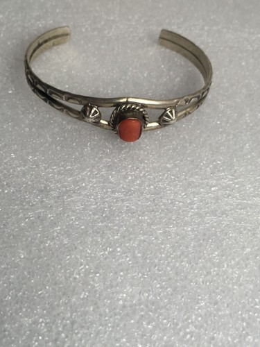 Brazalete pequeño nabajo plata esterlina color coral - Imagen 2 de 5