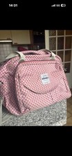 Béaba sac à langer rose motif triangles, bandoulière, matelas+pochette grise